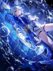 2girls air_bubble asymmetrical_gloves black_gloves blue_eyes blue_hair blue_hat bubble drop-shaped_pupils furina_(genshin_impact) genshin_impact gloves hair_between_eyes hat highres interlocked_fingers long_hair looking_at_viewer lying mismatched_gloves multiple_girls on_back parted_lips short_hair symbol-shaped_pupils thigh_strap top_hat tsugutoku white_gloves