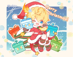 1boy ;d artist_name black_shorts blonde_hair blue_background blue_eyes blush boots border box buttons coat commentary_request fur-trimmed_boots fur-trimmed_coat fur-trimmed_headwear fur-trimmed_sleeves fur_trim genshin_impact green_ribbon green_socks hair_between_eyes hat holding holding_box holly kmpukka long_sleeves looking_back male_focus merry_christmas mika_(genshin_impact) one_eye_closed open_mouth outline outside_border pocket red_boots red_coat red_hat red_socks ribbon sack santa_costume santa_hat short_hair shorts sidelocks signature simple_background slime_(genshin_impact) smile socks solo star_(symbol) striped_clothes striped_socks twitter_username white_border white_outline