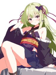 1girl bare_shoulders black_kimono blush bow breasts butterfly_hair_ornament detached_sleeves green_hair hair_ornament halterneck highres japanese_clothes kimono kimono_skirt looking_at_viewer murasame_(senren) obi pink_eyes purple_bow sash senren_banka simple_background sitting small_breasts smile solo white_background wide_sleeves yokoshima_akunusu yuzu-soft