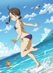 1girl ahoge bare_arms bare_legs barefoot bikini blush braid breasts brown_eyes brown_hair cloud commentary commission creatures_(company) day game_freak gen_1_pokemon gen_3_pokemon grin highres juliana_(pokemon) leg_up looking_at_viewer nintendo ocean outdoors pokemon pokemon_(creature) pokemon_sv purple_bikini shoulder_blades side-tie_bikini_bottom sky small_breasts smile standing standing_on_one_leg staryu suitenan swimsuit teeth toes water wingull