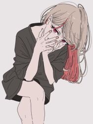 1girl black_shirt brown_hair colored_inner_hair covering_own_mouth crossed_legs hands_on_own_face head_tilt highres kamatama_rom long_hair makaino_ririmu multicolored_hair nijisanji pink_eyes pink_hair pointy_ears shirt simple_background sitting smile solo t-shirt two-tone_hair white_background