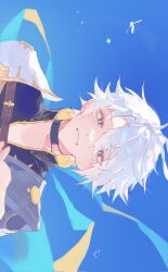 1boy armor belt black_choker blue_eyes blue_sky brown_belt choker grey_hair grin hair_between_eyes half-closed_eyes highres honkai:_star_rail honkai_(series) looking_at_viewer male_focus pauldrons phainon_(honkai:_star_rail) shiita34 short_hair shoulder_armor sideways single_pauldron sky smile solo teeth yellow_pupils