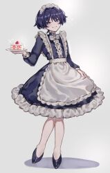 1boy alternate_costume apron arm_at_side black_dress black_hair black_shoes black_sleeves blunt_ends bright_pupils cake crossdressing crossdressing_(mtf) dress enmaided eyeliner eyeshadow food frilled_apron frilled_dress frills fruit genshin_impact grey_background hair_intakes hand_on_own_hip hand_up high_heels highres holding holding_plate long_sleeves looking_at_viewer maid maid_apron maid_headdress makeup male_focus male_maid moo_(moo_8986) open_mouth plate purple_eyes red_eyeliner red_eyeshadow scaramouche_(genshin_impact) shadow shoes smile solo sparkle strawberry strawberry_shortcake white_apron white_headdress white_mouth white_pupils wispy_bangs