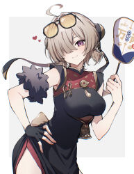 1girl ahoge black_gloves border breasts brown_hair china_dress chinese_clothes clothing_cutout commentary_request cowboy_shot dress eyewear_on_head fingerless_gloves gloves grey_background hair_over_one_eye hand_fan hand_on_own_hip heart highres holding holding_fan leaning_forward looking_at_viewer medium_breasts pelvic_curtain purple_eyes simple_background single_glove sleeveless sleeveless_dress smile solo sweety_(zenless_zone_zero) tinted_eyewear tuanshan white_border yanagida_shiina yellow-tinted_eyewear zenless_zone_zero