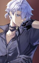 1boy black_choker black_gloves black_shirt blue_eyes choker collared_shirt earclip gloves half_gloves hand_up hashtag-only_commentary highres honkai:_star_rail honkai_(series) looking_at_viewer male_focus official_alternate_costume parted_bangs pectoral_cleavage pectorals phainon_(fashion)_(honkai:_star_rail) phainon_(honkai:_star_rail) ponytail shiro_(deucqvhzjb2blzg) shirt short_hair solo upper_body white_hair