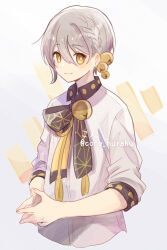 1boy artist_name bell bow bowtie brown_bow brown_bowtie closed_mouth commentary_request corn_kuten grey_hair hair_bell hair_ornament highres iori_yuzuru looking_at_viewer male_focus neck_bell shirt short_hair simple_background sleeves_rolled_up smile solo steepled_fingers twitter_username upper_body voiceroid white_background white_shirt yellow_bow yellow_bowtie yellow_eyes