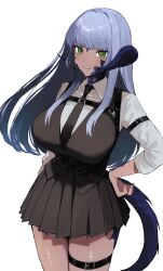 1girl au_ra black_skirt black_vest breasts chest_belt closed_mouth cowboy_shot final_fantasy final_fantasy_xiv forward-facing_horns green_eyes hand_on_own_hip highres horns large_breasts leg_belt long_hair looking_at_viewer miniskirt monster_girl nns_ff14 pleated_skirt simple_background skirt smile solo tail vest warrior_of_light_(ff14) white_background