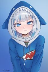 1girl :3 blue_background blue_eyes blue_hair blue_hoodie closed_mouth eyelashes female_focus gawr_gura gawr_gura_(1st_costume) gradient_background grey_hair hololive hololive_english hood hood_up hoodie long_sleeves medium_hair multicolored_hair nose ooarai_school_uniform shikimaru simple_background solo streaked_hair two-tone_hair upper_body virtual_youtuber