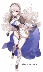 1girl armor armored_leotard barefoot black_hairband blue_cape breasts cape curly_hair female_corrin_(fire_emblem) fire_emblem fire_emblem_fates hair_between_eyes hairband haru_(nakajou-28) highres holding_cloak leotard long_hair medium_breasts nintendo pointy_ears red_eyes smile solo standing standing_on_one_leg thigh_peek thighs twitter_username white_background white_hair