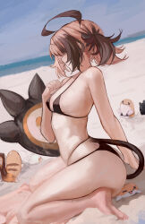 1girl absurdres ahoge alternate_costume ass barefoot bikini black_bikini black_hair black_tail blush breasts brown_hair closed_mouth commentary creature day from_side gigi_murin grem_(gigi_murin) highres hololive hololive_english huge_ahoge legs multi-strapped_bikini_bottom multicolored_hair naokomama ocean on_ground outdoors small_breasts streaked_hair swimsuit tail thighs twintails virtual_youtuber