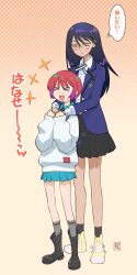 &gt;_&lt; 2girls amate_yuzuriha aqua_shirt aqua_skirt artist_logo black_hair black_skirt blue_jacket blush_stickers gundam gundam_gquuuuuux happy highres holding_hands hug hug_from_behind jacket kikumaru_bunta logo long_hair multiple_girls nyaan_(gundam_gquuuuuux) open_mouth pleated_skirt polka_dot polka_dot_background red_hair school_uniform shirt short_hair skirt smile speech_bubble standing sweater thought_bubble white_sweater yellow_eyes