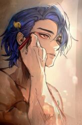 1boy applying_makeup arm_up blue_hair commentary_request curtained_hair dr._ratio_(honkai:_star_rail) eyeliner hair_ornament hairclip highres honkai:_star_rail honkai_(series) looking_ahead makeup male_focus multicolored_eyes nude parted_lips red_eyeliner short_hair slit_pupils solo teeth veins veiny_hands xo_5ss