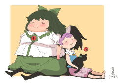 2girls :3 black_cat black_wings blue_shirt bow cape cat closed_eyes closed_mouth collared_shirt commentary_request dated fat fat_woman feathered_wings frilled_shirt_collar frills full_body green_bow green_hair green_skirt hair_bow kaenbyou_rin kaenbyou_rin_(cat) komeiji_satori long_hair multiple_girls onikobe_rin puffy_short_sleeves puffy_sleeves purple_hair reiuji_utsuho shirt short_hair short_sleeves simple_background sitting skirt sleeveless sleeveless_shirt smile third_eye touhou white_background white_cape white_shirt wings yellow_background