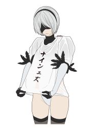 1girl 2b_(nier:automata) absurdres black_blindfold black_feathers black_gloves black_hairband black_thighhighs blindfold bob_cut breasts cowboy_shot feather_trim feathers gloves grey_hair hairband highres igusaharu leotard medium_breasts mole mole_under_mouth nier:automata nier_(series) print_shirt see-through_clothes see-through_shirt shirt short_hair skindentation solo t-shirt thighhighs thighs turtleneck twitter_username white_background white_leotard white_shirt