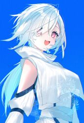 1girl ancient_greek_clothes au_ra bare_shoulders blue_background chiton clothing_cutout dragon_girl dragon_horns final_fantasy final_fantasy_xiv greco-roman_clothes highres horns long_hair looking_at_viewer motsuni_(lxxe1120) open_mouth red_eyes scales shoulder_cutout solo upper_body warrior_of_light_(ff14) white_hair