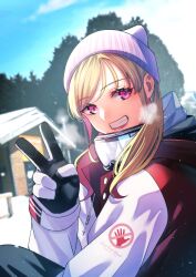 1girl beanie black_gloves blonde_hair breath commentary_request copyright_name gloves goggles goggles_around_neck grin hat highres jacket kusunoki_aroma long_hair looking_at_viewer multicolored_jacket outdoors pink_eyes pink_hat red_jacket sawaranaide_kotesashi-kun shinjou_takuya ski_goggles smile solo swept_bangs two-tone_gloves two-tone_jacket upper_body v white_gloves white_jacket winter_clothes