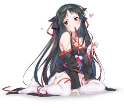 bare_shoulders black_hair black_kimono hair_ribbon heart highres japanese_clothes kimono kimono_skirt long_hair looking_at_viewer machine-doll_wa_kizutsukanai moeki_yuuta mouth_hold obi red_eyes ribbon ribbon_in_mouth sash short_kimono short_yukata thighhighs white_thighhighs yaya_(machine-doll) yukata