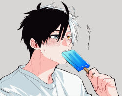 1boy black_hair blush commentary_request eating grey_background grey_eyes heterochromia holding ice_cream_bar male_focus multicolored_hair nose_blush sakura_haruka_(wind_breaker) shirt short_hair solo split-color_hair sumizumi_zzz sweat teeth translation_request upper_teeth_only white_hair white_shirt wind_breaker_(nii_satoru) yellow_eyes