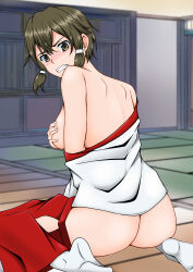1girl asada_shino ass back bare_shoulders blush breasts brown_eyes brown_hair clenched_teeth commentary_request covering_one_breast covering_privates embarrassed from_behind hakama highres indoors japanese_clothes kimono looking_at_viewer looking_back medium_breasts miko no_panties nose_blush off_shoulder short_hair shoulder_blades sideboob sidelocks sitting skirt socks solo sword_art_online tatami teeth teto0315 wariza