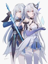 2girls 961_kuru blue_dress blue_sleeves crystal_shards crystal_sword dress genshin_impact grey_hair highres holding holding_sword holding_weapon honkai:_star_rail honkai_(series) jingliu_(honkai:_star_rail) multiple_girls object_floating_above_hand red_eyes skirk_(genshin_impact) sword weapon white_dress white_hair