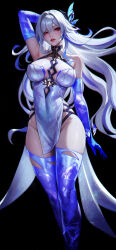 1girl adapted_costume arm_behind_head arm_up armpits bare_shoulders black_background blue_gloves blue_thighhighs blush breasts breasts_apart commentary cowboy_shot dress elbow_gloves genshin_impact gloves grey_hair groin hair_between_eyes hair_ornament hair_spread_out highres large_breasts long_hair parted_lips pelvic_curtain red_eyes skirk_(genshin_impact) solo thighhighs thighs very_long_hair white_dress wo_jiushi_kanbudong