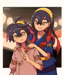 1boy 1girl absurdres black_hair blue_shirt blue_shorts brother_and_sister candy_apple carmine_(pokemon) collarbone colored_inner_hair commentary_request crossed_bangs eyelashes food game_freak grin hair_between_eyes hairband hand_up highres holding kieran_(pokemon) looking_back mole mole_under_eye multicolored_hair nintendo pokemon pokemon_sv raihal_il shirt short_sleeves shorts siblings smile teeth yellow_eyes yellow_hairband