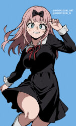 1girl black_bow black_dress blue_background blue_eyes bow breasts commentary covered_navel cowboy_shot dress fujiwara_chika grin hair_bow hand_up highres kaguya-sama_wa_kokurasetai_~tensai-tachi_no_renai_zunousen~ komatsuki_n large_breasts legs long_hair long_sleeves looking_at_viewer neck_ribbon pink_hair red_ribbon ribbon school_uniform shuuchiin_academy_school_uniform simple_background smile socks solo standing standing_on_one_leg thick_thighs thighs twitter_username white_socks