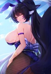 00_samei 1girl absurdres animal_ear_fluff animal_ear_hairband animal_ears armband azur_lane back bare_shoulders black_pantyhose blue_background breasts collar commentary_request detached_collar fake_animal_ears fishnet_pantyhose fishnets fox_ears fox_girl fox_tail from_behind hair_between_eyes hairband hand_on_own_thigh high_ponytail highres large_breasts leotard long_hair looking_at_viewer looking_back musashi_(azur_lane) musashi_(the_purple_rabbit&#039;s_marksmanship)_(azur_lane) official_alternate_costume pantyhose parted_lips playboy_bunny ponytail purple_armband purple_hair purple_leotard purple_sash rabbit_ears sash sash_bow sideboob smile solo standing strapless strapless_leotard tail very_long_hair white_collar yellow_eyes
