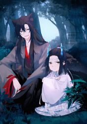 2boys age_difference aged_down ahoge an_d_01 animal_ears black_hair black_hanfu blush child chinese_clothes closed_mouth coat crossed_arms day dragon_boy eastern_dragon_horns eastern_dragon_tail forest fox_boy fox_ears grass grey_coat grey_eyes hair_down hair_ribbon half_updo hanfu headband horns hugging_own_legs implied_yaoi kemonomimi_mode knees_up lan_wangji leaf light_particles long_hair long_sleeves looking_at_another looking_at_viewer male_focus modao_zushi multiple_boys nature official_alternate_costume official_alternate_hairstyle open_clothes open_coat open_mouth outdoors red_ribbon ribbon robe sash sidelocks sitting smile topknot tree twitter_username watermark wei_wuxian wei_wuxian_(yiling_laozu) white_hanfu white_headband wide_sleeves xiao_guan_(headdress) yellow_eyes