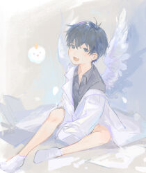 &gt;_&lt; 1boy :d between_legs black_eyes black_hair black_shirt coat collared_shirt dokkaebi drop_shadow falling_feathers feathered_wings feathers full_body hair_between_eyes hand_between_legs highres jacket jacket_on_shoulders lantercat loose_hair_strand male_focus oldest_dream omniscient_reader&#039;s_viewpoint on_floor open_mouth pastel_colors shirt smile socks solo sparkling_eyes white_coat white_socks white_theme white_wings wings