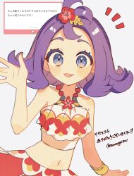 1girl acerola_(pokemon) acerola_(sygna_suit)_(pokemon) blue_eyes blush bracelet collarbone crop_top flipped_hair floral_print flower flower_necklace hair_flower hair_ornament highres jewelry lei looking_at_viewer midriff navel necklace nintendo open_mouth pokemon pokemon_masters_ex purple_eyes purple_hair short_hair simple_background skirt smile solo sumeragi1101