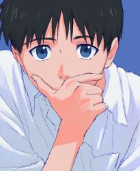 1boy arm_up black_hair blue_background blue_eyes breast_pocket collared_shirt covered_mouth covering_own_mouth hand_over_own_mouth highres ikari_shinji kura_rart male_focus neon_genesis_evangelion pocket sanpaku shirt short_hair simple_background solo upper_body white_shirt wing_collar