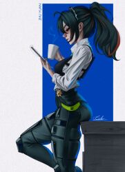 1girl absurdres against_desk ass bekus black_hair black_pants blue_background breasts bulletproof_vest character_name cup desk from_side hairband highres holding holding_cup holding_notepad knee_up large_breasts metal_hairband multicolored_hair notepad pants police police_badge police_uniform policewoman ponytail reading red_hair shirt signature solo streaked_hair tight_clothes tight_pants white_background white_shirt zenless_zone_zero zhu_yuan