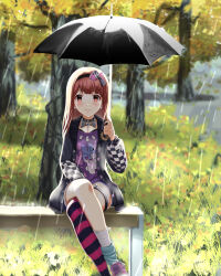 1girl absurdres asymmetrical_legwear bench black_cardigan black_choker black_hairband black_umbrella blush cardigan checkered_sleeves choker closed_mouth crossed_legs day fish_skeleton_hair_ornament grass hairband heart heart-shaped_lock heart_choker highres holding holding_umbrella idolmaster idolmaster_million_live! idolmaster_million_live!_theater_days long_hair long_sleeves looking_at_viewer mismatched_legwear outdoors pink_shoes print_shirt purple_shirt rain red_eyes red_hair seibunchou_(kxvs8474) shirt shoes shorts single_thighhigh sitting smile sneakers solo striped_clothes striped_thighhighs studded_choker tanaka_kotoha tanaka_kotoha_(only_see_you) thigh_strap thighhighs tree umbrella uneven_legwear yandere