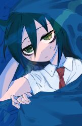 1girl 5_rebbeccas absurdres arm_behind_head black_hair blanket closed_mouth collared_shirt commentary_request green_eyes hair_between_eyes hand_up highres kuroki_tomoko long_hair looking_at_viewer lying necktie on_back on_bed red_necktie school_uniform shirt short_sleeves solo sweat under_covers upper_body watashi_ga_motenai_no_wa_dou_kangaetemo_omaera_ga_warui! white_shirt