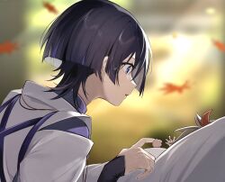 1boy armor baby black_hair blunt_ends blurry blurry_background clothing_cutout eyelashes eyeliner eyeshadow from_side genshin_impact grey_hair highres holding_another&#039;s_finger index_finger_raised japanese_armor japanese_clothes kariginu kimono kote kurokote layered_sleeves leaf light_blush looking_at_another makeup male_focus maple_leaf multicolored_hair open_mouth purple_hair purple_kimono purple_sleeves red_eyeliner red_eyeshadow red_hair scaramouche_(genshin_impact) scaramouche_(kabukimono)_(genshin_impact) shoulder_cutout streaked_hair tasuki white_sleeves wide-eyed yoko_(nz_g)
