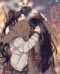 2boys ahoge alternate_costume alternate_universe black_hair black_pants blurry blurry_background blush brown_coat closed_eyes coat contemporary couple cowboy_shot depth_of_field fur-trimmed_coat fur_trim hand_on_another&#039;s_back height_difference high_ponytail hug jacket lan_wangji long_hair long_sleeves male_focus modao_zushi multiple_boys outdoors pants plaid_clothes plaid_scarf ponytail red_scarf ronpu_cooing scarf shared_clothes shared_scarf smile snow snowflakes snowing standing very_long_hair wei_wuxian white_coat winter winter_clothes winter_coat yaoi