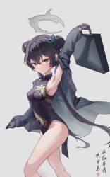 1girl armpits black_dress black_gloves black_hair blue_archive breasts butterfly_hair_ornament china_dress chinese_clothes coat commentary_request double_bun dragon_print dress gloves grey_coat grey_eyes grey_halo hair_bun hair_ornament halo highres holding holding_suitcase kisaki_(blue_archive) long_hair looking_at_viewer no_panties shuiqimu simple_background sleeveless sleeveless_dress small_breasts smile solo striped_coat suitcase translation_request vertical-striped_coat white_background