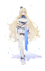 1girl absurdres alternate_costume bare_shoulders black_bow blonde_hair blue_eyes blue_nails bow breasts chinese_commentary closed_mouth commentary_request crop_top durandal_(honkai_impact) earrings fingernails footwear_bow full_body hair_between_eyes highres holding honkai_(series) honkai_impact_3rd jewelry large_breasts long_hair looking_at_viewer midriff multicolored_hair nail_polish pmg shirt shoes shorts smile solo streaked_hair thighhighs thighs very_long_hair white_shirt white_shoes white_shorts white_thighhighs