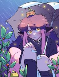 1girl animal animal_ears black_shirt choker cross frog gomi_(gomiidd) gomiidd hand_on_own_knee highres holding holding_umbrella horns leaf long_hair looking_at_viewer original outdoors plant rain sheep_ears sheep_girl sheep_horns shirt sitting solo umbrella yellow_eyes