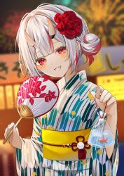 1girl alternate_costume alternate_hairstyle bag bagged_fish blurry blurry_background center-flap_bangs double_bun fireworks fish flower grin hair_between_horns hair_bun hair_flower hair_ornament hand_fan hashtag-only_commentary highres holding holding_fan hololive horns japanese_clothes kimono looking_at_viewer multicolored_hair nakiri_ayame night obi ohagetty oni outdoors red_eyes red_hair sash short_hair skin-covered_horns smile solo streaked_hair summer_festival virtual_youtuber white_hair white_kimono wide_sleeves yellow_sash yukata