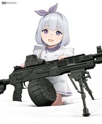 1girl absurdres aged_down alternate_costume artist_logo bipod boosty_username bow_hairband commentary dress drum_magazine english_commentary eotech girls&#039;_frontline grey_hair gun hairband highres j_adsen light_machine_gun logo looking_at_viewer machine_gun magazine_(weapon) medium_hair mixed-language_commentary open_mouth purple_eyes purple_hairband rpk-16 rpk-16_(girls&#039;_frontline) russian_commentary simple_background smile socks solo teeth upper_teeth_only weapon white_background white_dress white_socks