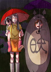 3girls absurdres asakusa_midori black_hair boots brown_hair closed_eyes coat cosplay day eizouken_ni_wa_te_wo_dasu_na! flower freckles highres holding holding_umbrella hood kanamori_sayaka kusakabe_mei kusakabe_mei_(cosplay) kusakabe_satsuki kusakabe_satsuki_(cosplay) matsu_ada mizusaki_tsubame multiple_girls outdoors pink_boots rain rubber_boots shirt short_sleeves standing suspenders tonari_no_totoro totoro totoro_(cosplay) totoro_bus_stop umbrella yellow_shirt