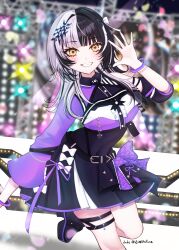 1girl absurdres black_hair black_ribbon black_shirt black_skirt bracelet grey_hair grin hand_up highres hololive hololive_english hololive_idol_uniform_(color_rise) idol_clothes jewelry leg_lift long_hair looking_at_viewer multicolored_hair multicolored_shirt purple_shirt ribbon shiori_novella shirt skirt smile solo split-color_hair stadium teeth two-tone_hair two-tone_ribbon uji10ukifune virtual_youtuber white_ribbon white_shirt yellow_eyes