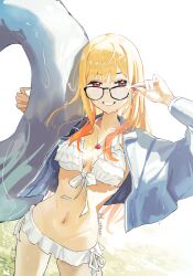 1girl absurdres bikini blonde_hair breasts earrings highres holding jacket jewelry kitagawa_marin long_hair looking_at_viewer necklace open_clothes open_jacket red_eyes small_breasts smile solo sono_bisque_doll_wa_koi_wo_suru sunglasses swimsuit tianqing_miaofa wet wet_clothes white_bikini