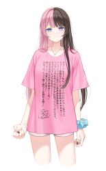 1girl absurdres blue_eyes blue_scrunchie bokuhakiyoshi breasts brown_hair clenched_hand closed_mouth commentary_request cropped_legs frown highres jewelry long_hair looking_at_viewer medium_breasts multicolored_hair necklace pink_hair pink_shirt scrunchie shirt short_shorts short_sleeves shorts simple_background solo split-color_hair t-shirt tachibana_hinano tachibana_hinano_(5th_costume) translation_request two-tone_hair virtual_youtuber vspo! white_background wrist_scrunchie