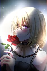 1girl asahi_rise bang_dream! bang_dream!_it&#039;s_mygo!!!!! blonde_hair blush chromatic_aberration closed_mouth clothing_cutout commentary doloris_(bang_dream!) flower hair_between_eyes highres holding holding_flower looking_at_viewer medium_hair misumi_uika purple_eyes red_flower red_rose rose shoulder_cutout solo upper_body