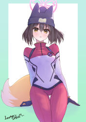 1girl absurdres amate_yuzuriha amate_yuzuriha_(cosplay) animal_ears arm_support beanie black_gloves blue_archive bodysuit breasts brown_hair commentary_request cosplay ears_under_headwear fox_ears fox_girl fox_tail gloves gundam gundam_gquuuuuux halo hat highres izuna_(blue_archive) izunasuki_art looking_at_viewer mecha_pilot_suit multicolored_bodysuit normal_suit_(gundam) pink_halo red_bodysuit revision short_hair signature simple_background small_breasts solo tail thigh_gap turtleneck turtleneck_bodysuit white_background yellow_eyes yellow_tail