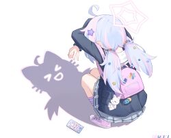 &gt;_&lt; 1girl absurdres ahoge arms_up blue_archive blue_hair cat_shadow_puppet_(meme) coat commentary crossed_arms duffel_coat exusiai_dust grey_skirt hair_ornament halo highres long_hair meme middle_w multicolored_hair pink_hair pink_socks pleated_skirt reisa_(blue_archive) school_uniform skirt socks solo squatting star_(symbol) star_hair_ornament twintails two-tone_hair w