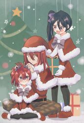 1boy 2girls :d abarai_ichika abarai_renji absurdres alternate_costume black_hair black_pantyhose bleach bleach:_epilogue blue_bow blue_ribbon blush bow box brown_eyes brown_pants capelet christmas christmas_ornaments christmas_tree closed_mouth commentary double-parted_bangs dress family father_and_daughter forehead_tattoo full_body fur-trimmed_capelet fur-trimmed_dress fur_trim gift gift_box gloves green_background hair_between_eyes hair_bow hair_down hair_ribbon hairdressing happy hat high_ponytail highres holding holding_gift husband_and_wife indian_style kuchiki_rukia long_hair looking_at_another looking_down mother_and_daughter multiple_girls open_mouth pants pantyhose plaid_clothes plaid_pants pom_pom_(clothes) ponytail purple_eyes red_hair ribbon rinner373 santa_capelet santa_costume santa_dress santa_hat side_ponytail simple_background sitting smile spoilers standing star_(symbol) twitter_username wariza white_gloves